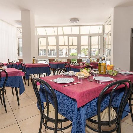 Hotel Villa Isola Римини Екстериор снимка
