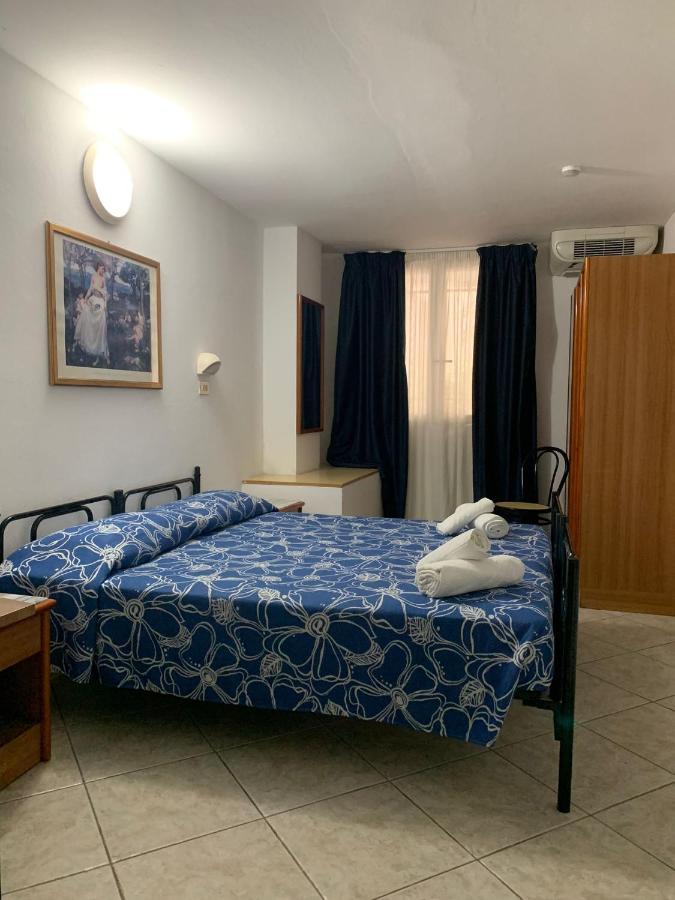 Hotel Villa Isola Римини Екстериор снимка