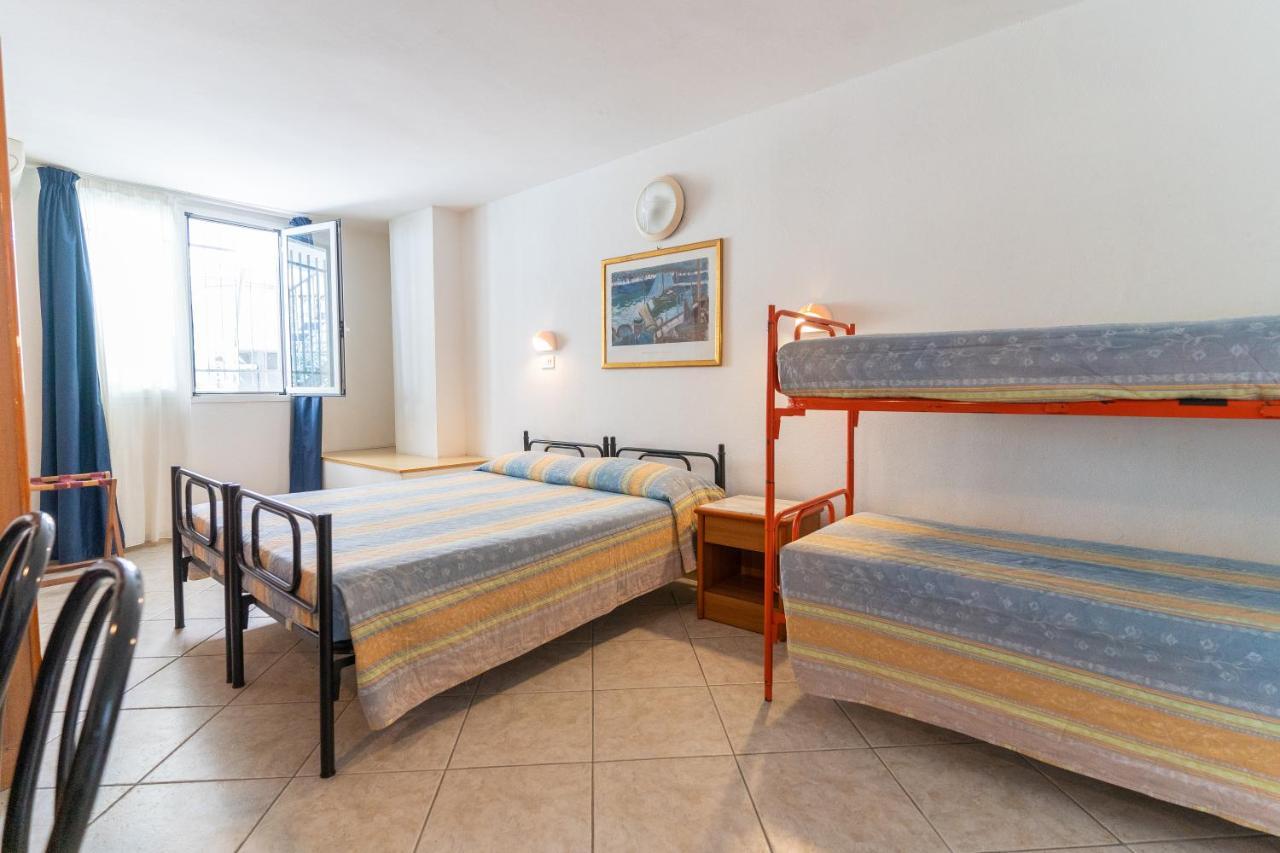 Hotel Villa Isola Римини Екстериор снимка