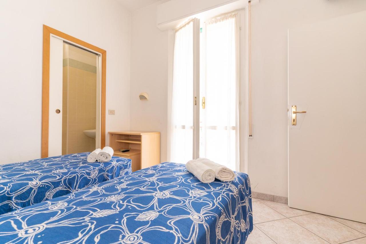 Hotel Villa Isola Римини Екстериор снимка